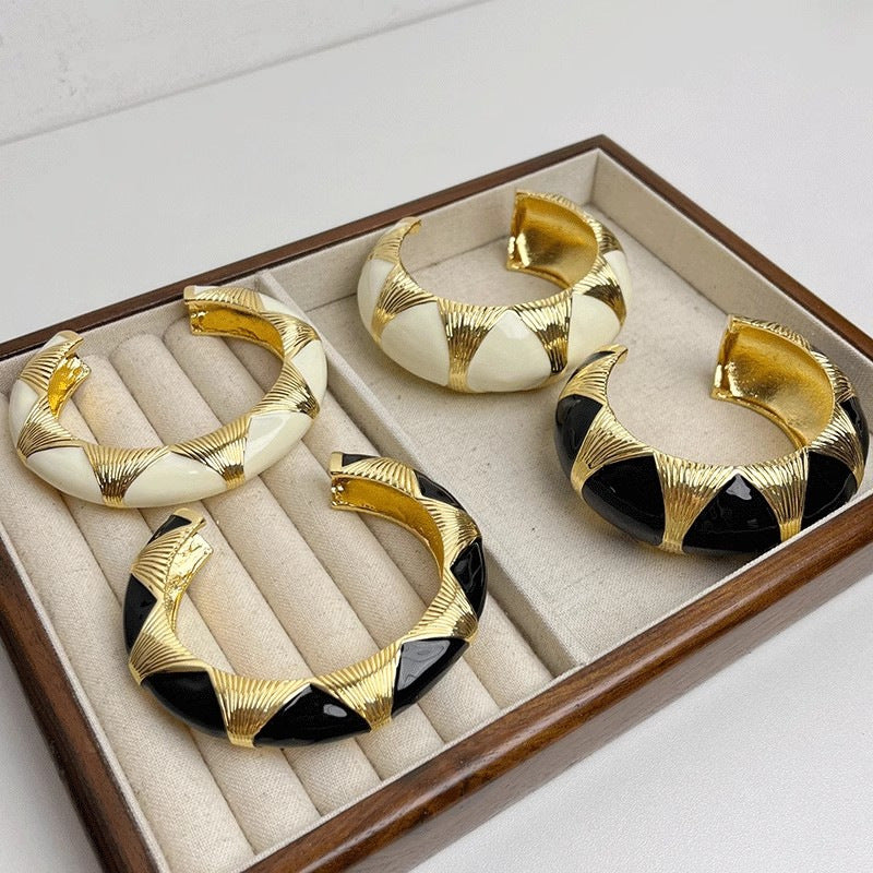 Wholesale  Retro Black Gold Enamel Stacked Wearing Wide Refined Open Bracelet