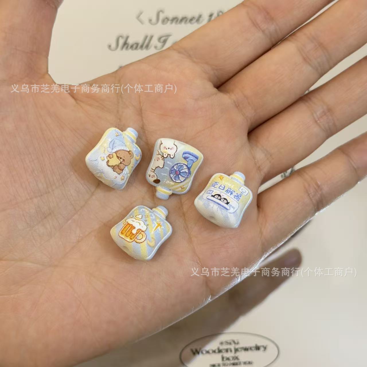 Wholesale 10pcs Fan Beer Bear Relief Suction Acrylic Beads