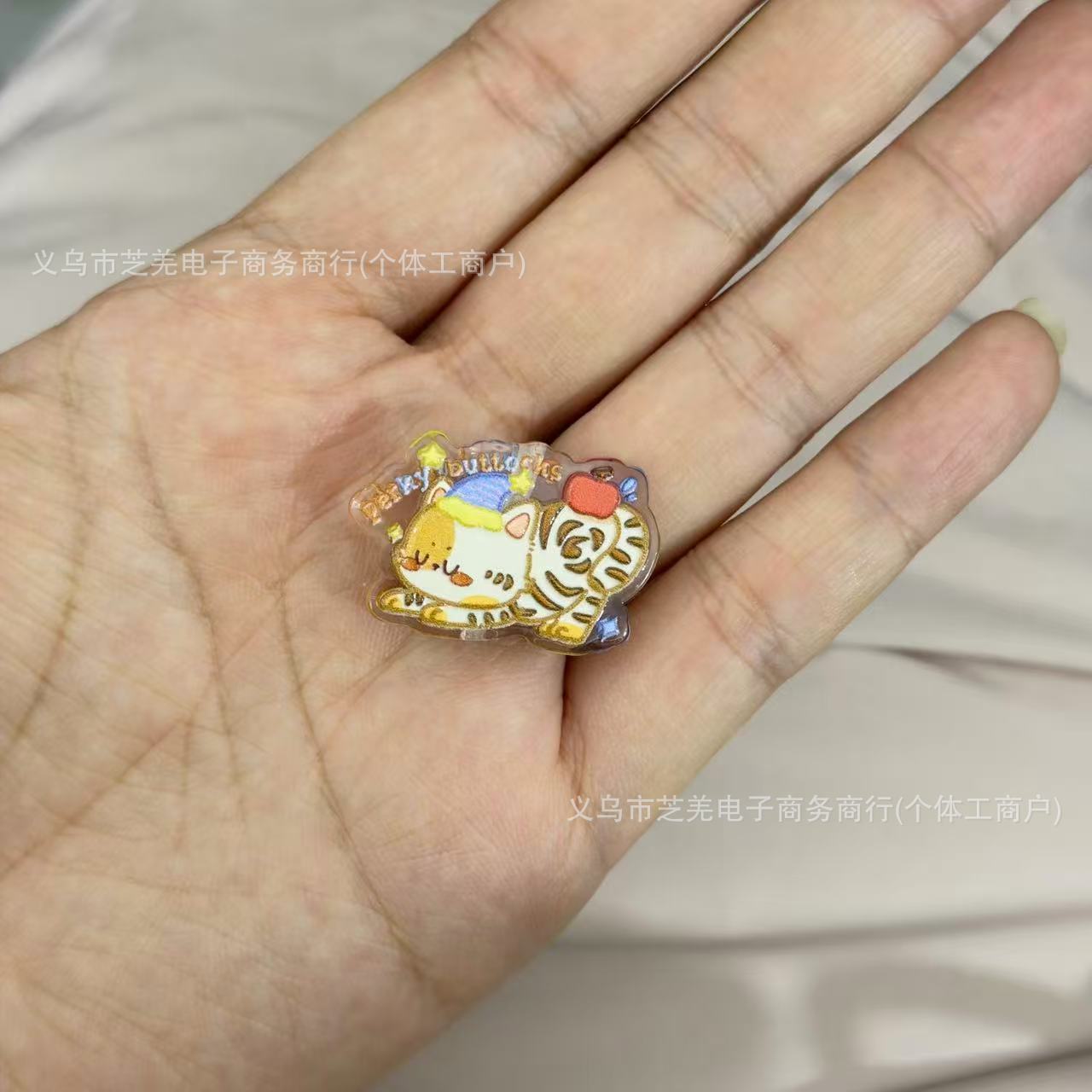 Wholesale 10pcs Embossed cartoon lucky cat acrylic beads