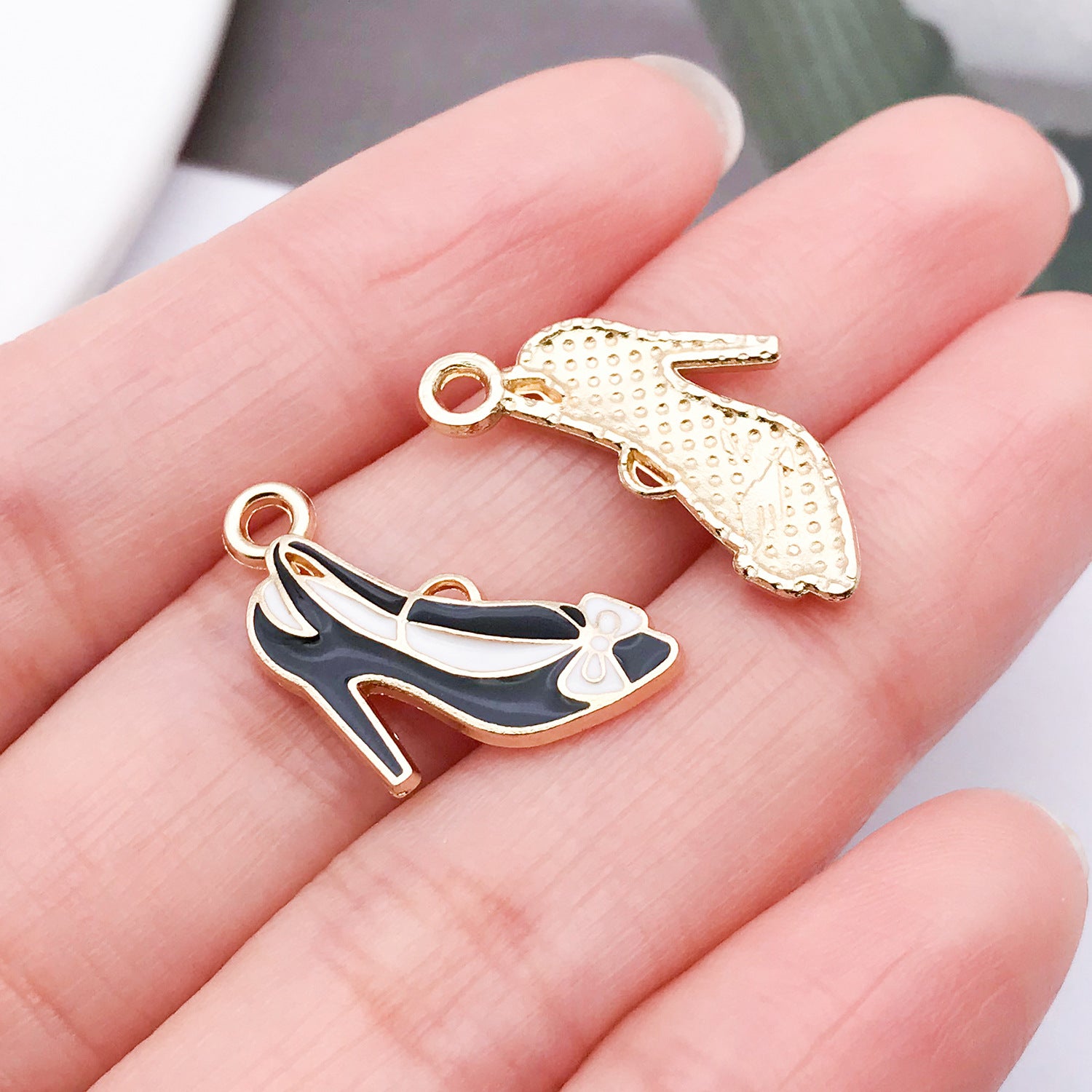 Wholesale Chic Lipstick High Heel Zinc Alloy Pendants Electroplated Oil Drip Charms For DIY Jewelry Fashion Accessory Gift Resale