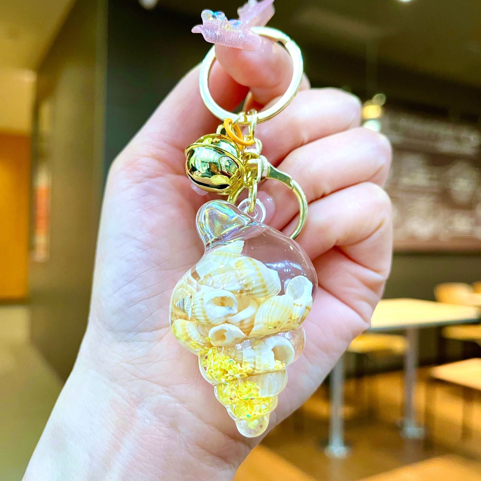 Wholesale Colorful flowing sand seashell DIY insert oil keychain