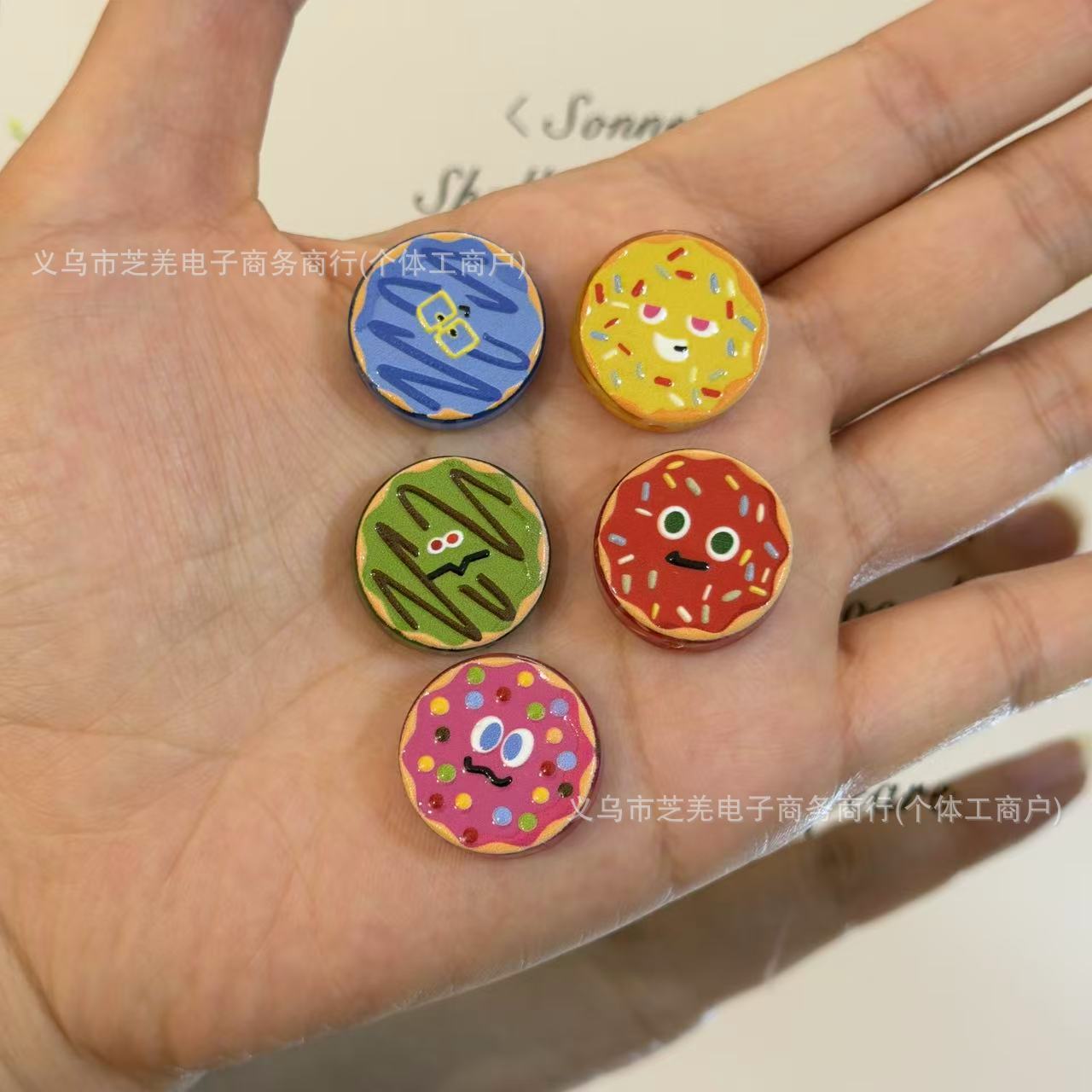 Wholesale 10pcs embossed expression donut acrylic beads OLY Exclusive