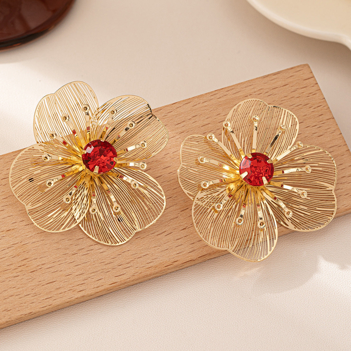 Wholesale 1 Pair French Retro High-end Retro Flower Earrings Daily Commute Valentine's Day Gift