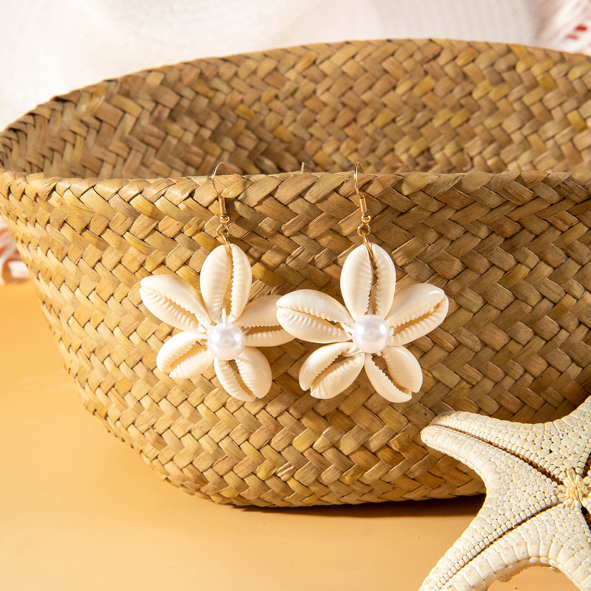 Wholesale Southeast Asian Hand-woven Beach Shell Flower Pendant