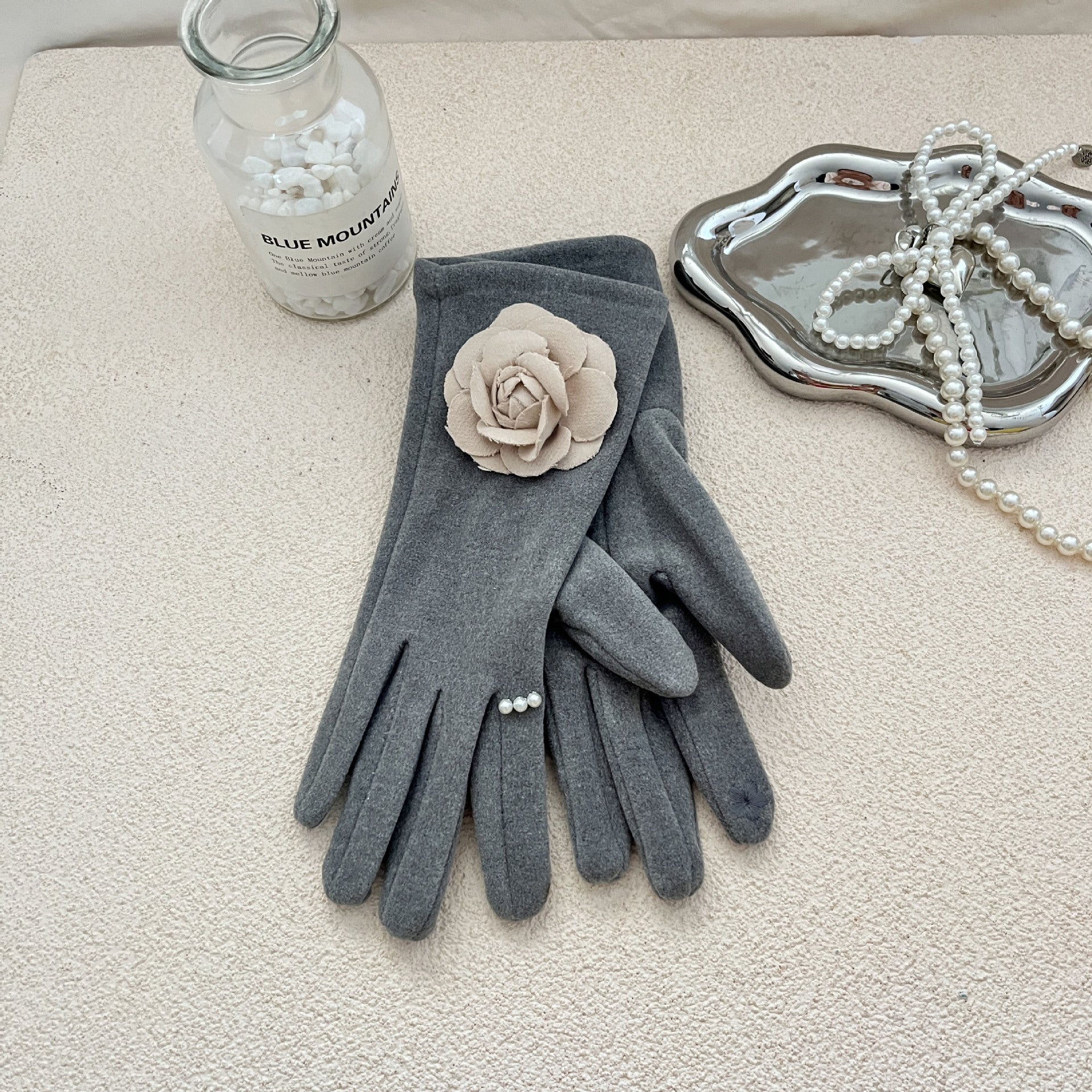 Wholesale Handmade Velvet Cream Camellia Pearl Autumn and Winter Warm Gloves