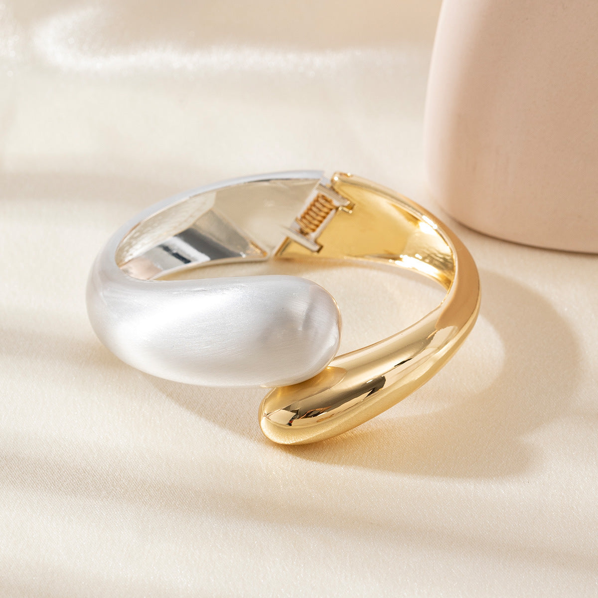 Wholesale Smooth personalized bracelet alloy electroplating open bracelet