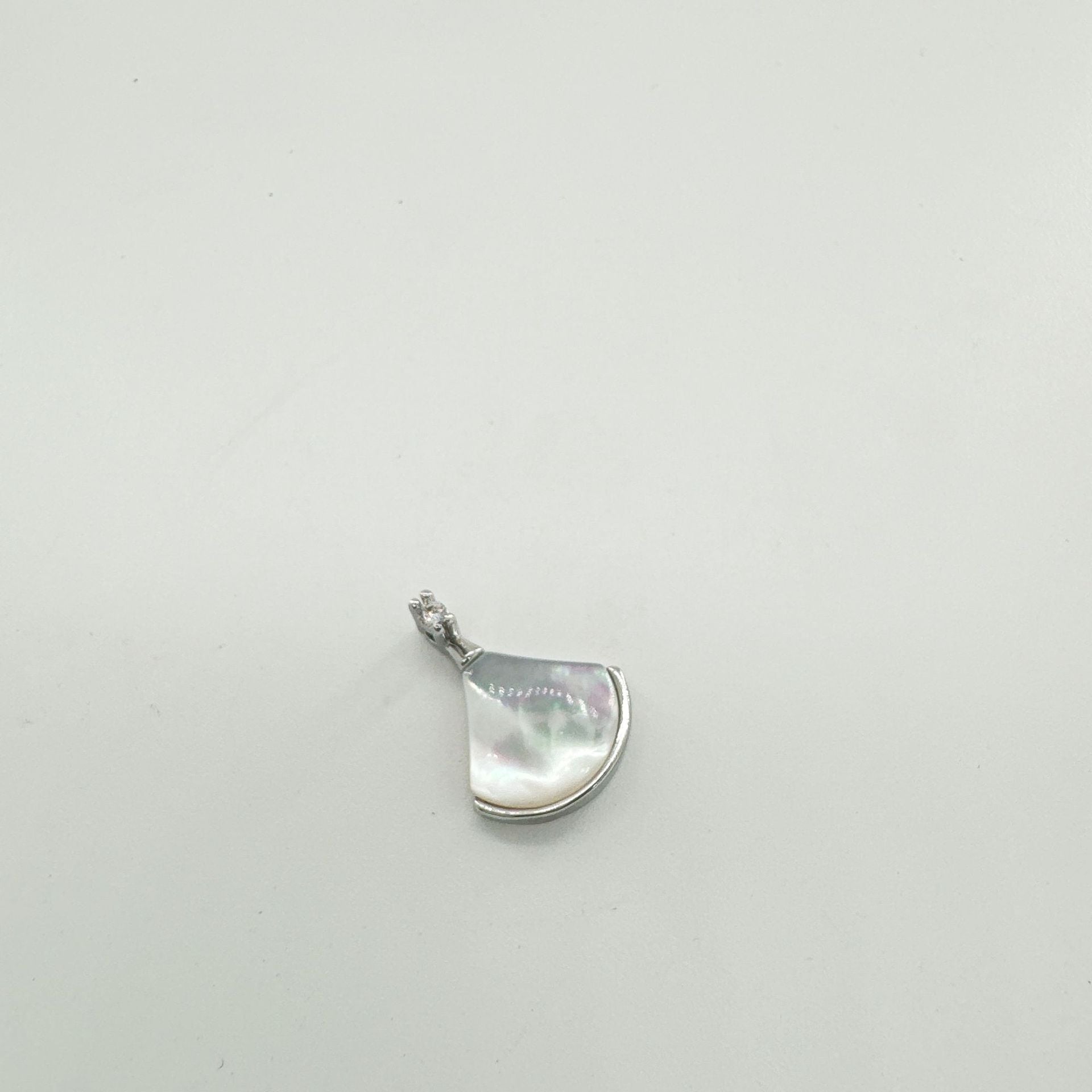 Wholesale 18K gold plated copper natural shell inlaid fan shaped heart pendant