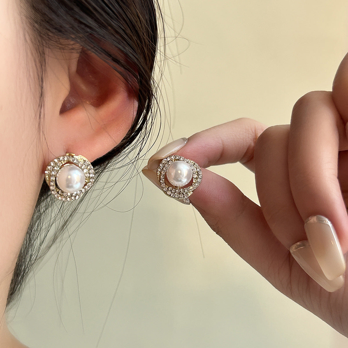 Wholesale Small fresh three-dimensional flower earrings