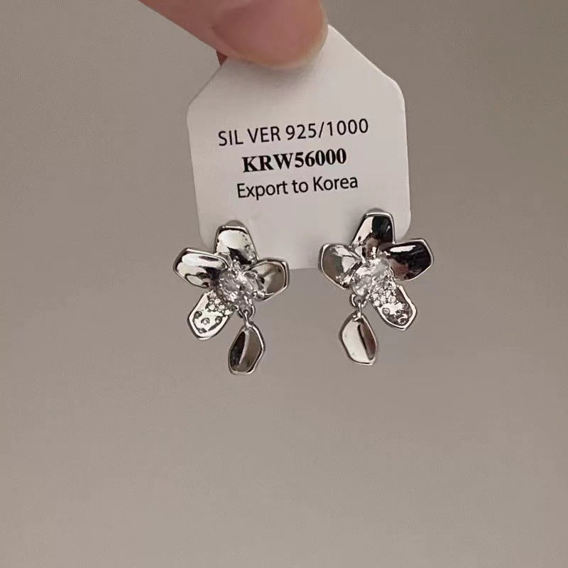 Wholesale Alloy Silver Flower Earrings Stylish Minimalist Studs Jewelry Accessory For Everyday Party Wear