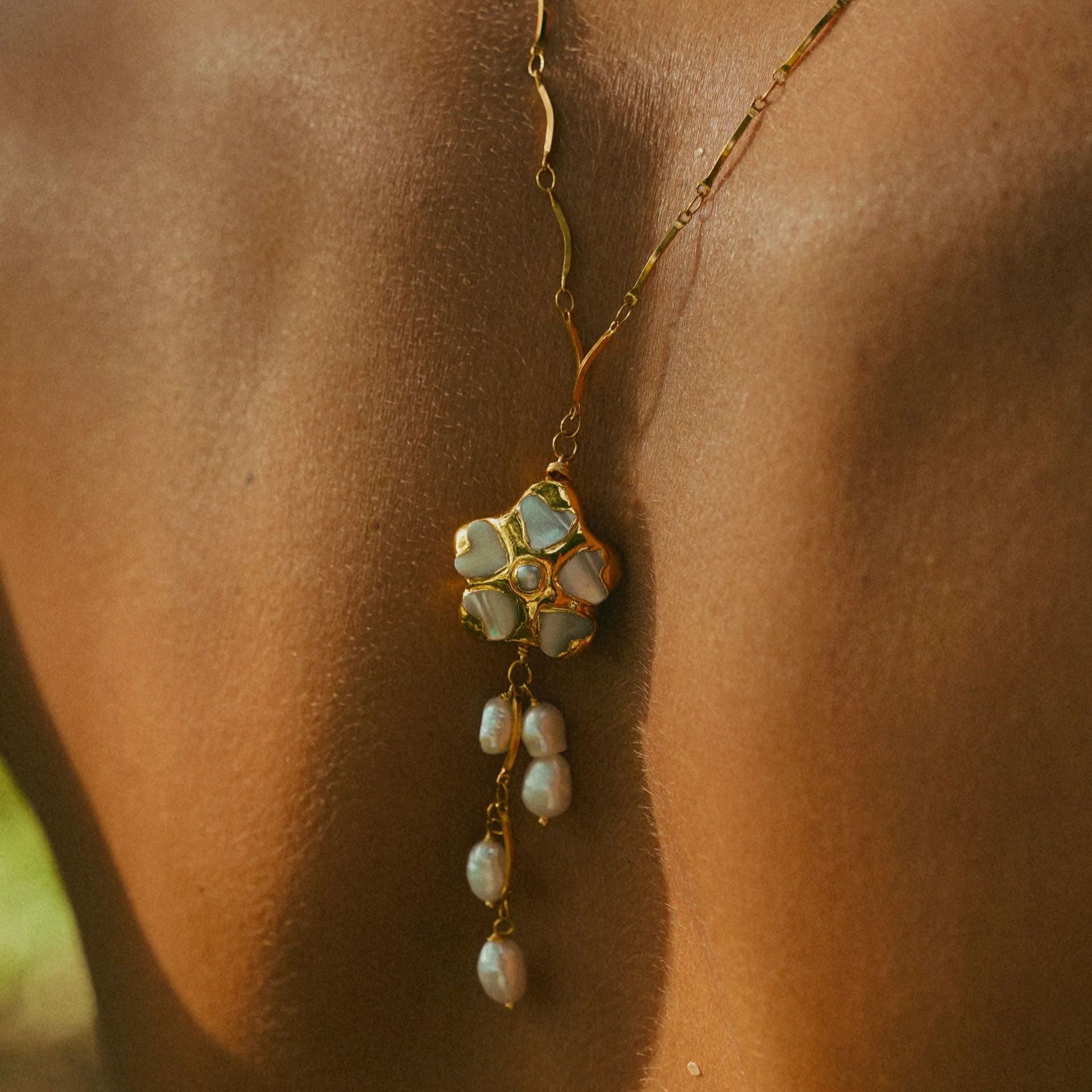 Wholesale Flower Pendant Freshwater Pearl Collarbone Necklace Chic Jewelry For Women Gift Boutique Resale