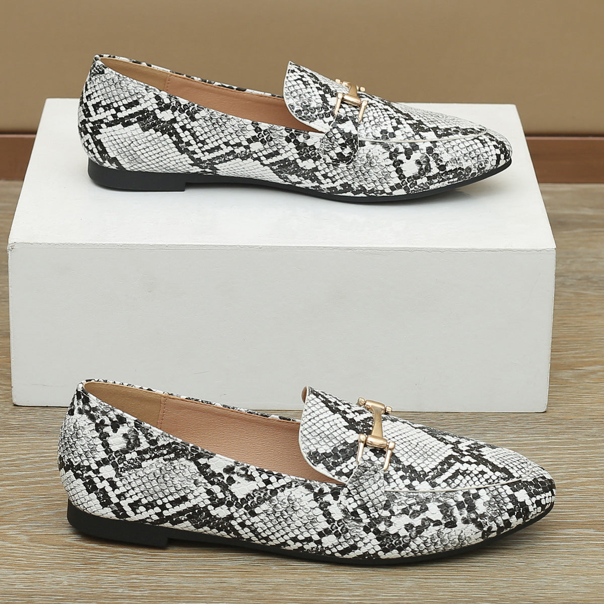 Wholesale PU Snake Print Flat Shoes