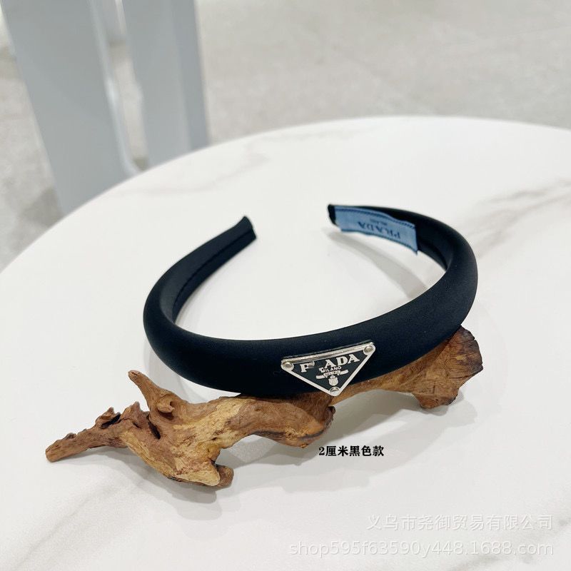 Wholesale New  Triangle Metal Label Thin Edge Sponge Headband Black Satin  Headband