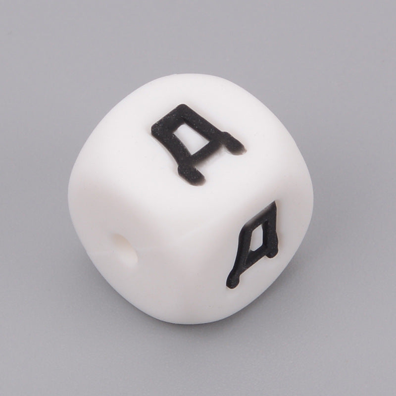 Letras rusas de silicona de 50 piezas al por mayor cuentas dispersas