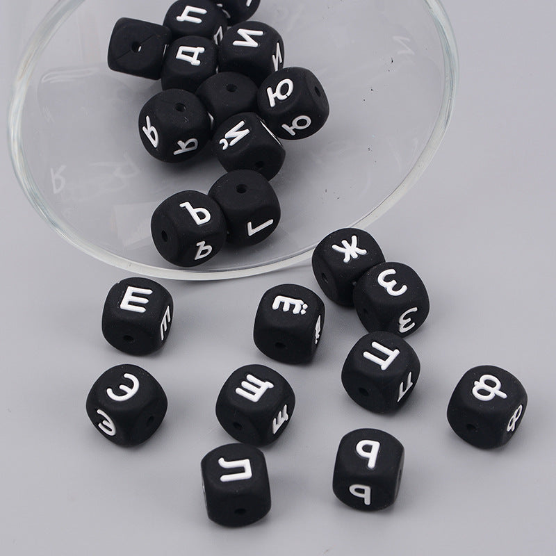 Letras rusas de silicona de 50 piezas al por mayor cuentas dispersas