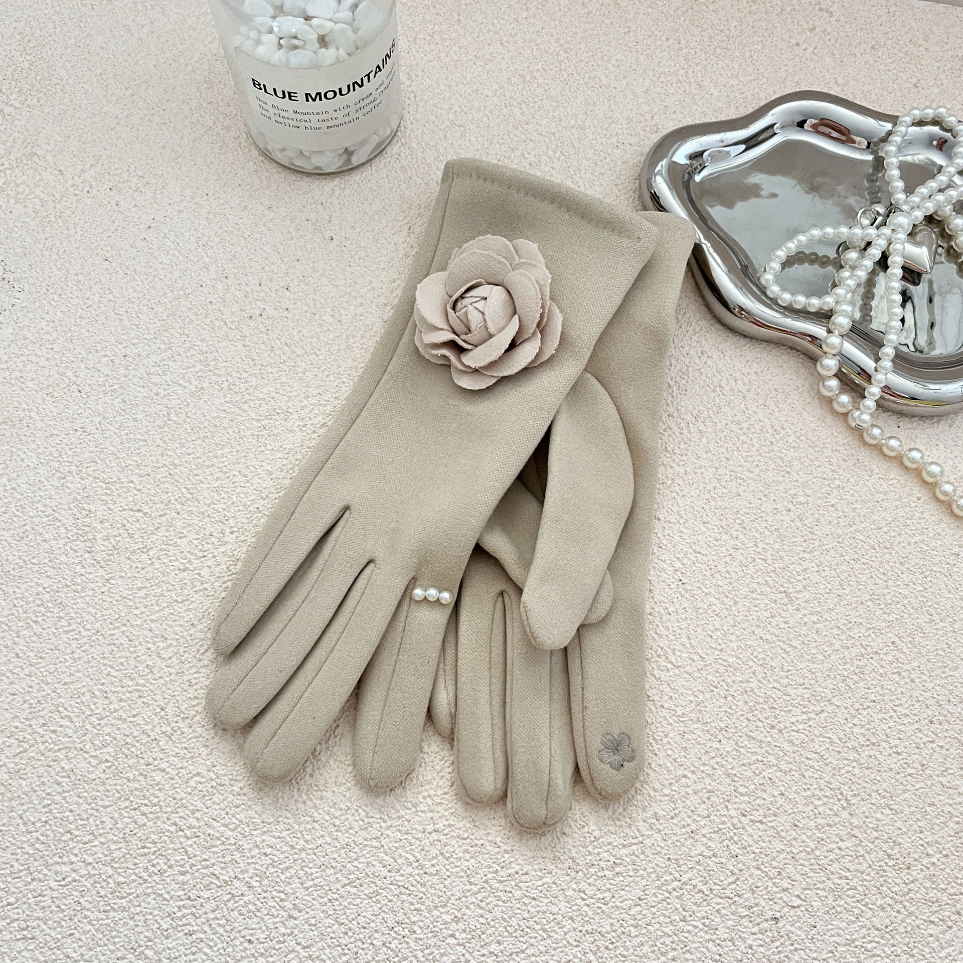 Wholesale Handmade Velvet Cream Camellia Pearl Autumn and Winter Warm Gloves