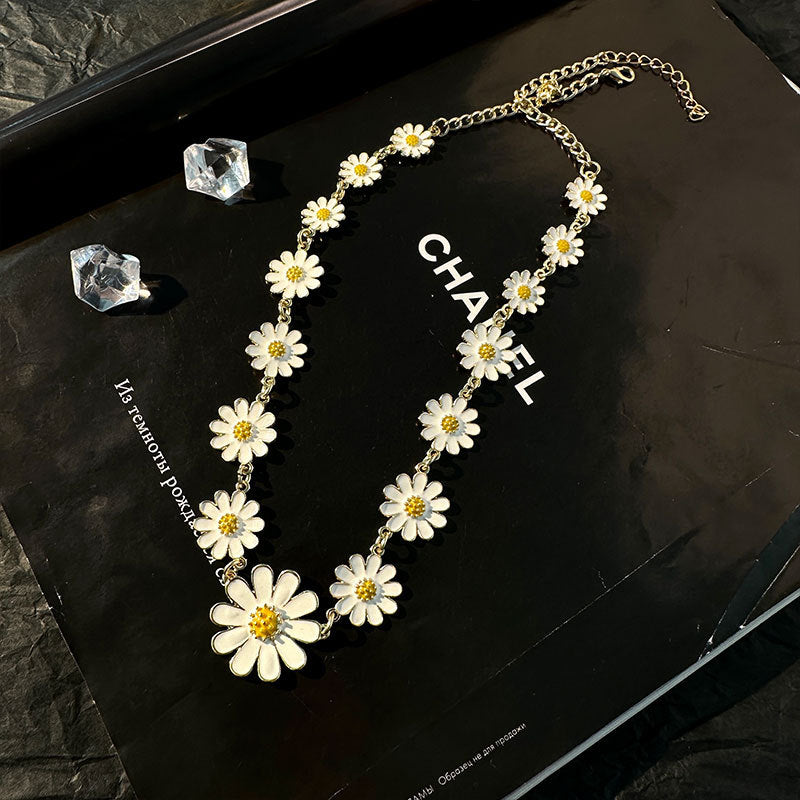 Wholesale Gut clavicle chain sweet small fresh flower necklace