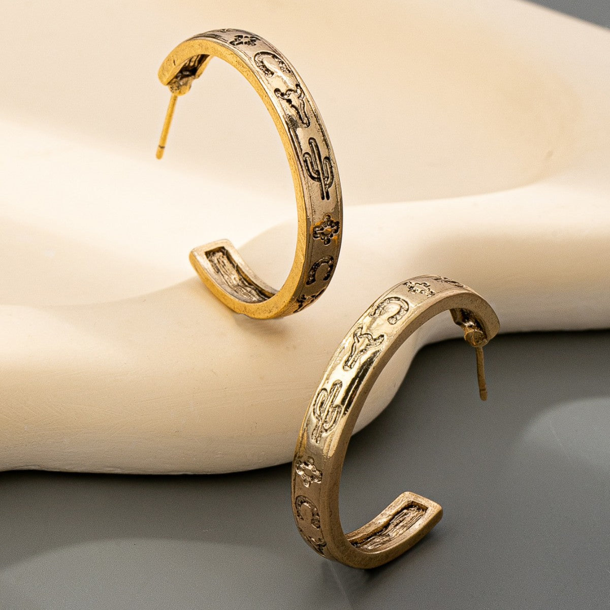 Wholesale Retro Western Cactus Print C Shaped Earrings For Women Antique Gold Zinc Alloy Fashion Accessory