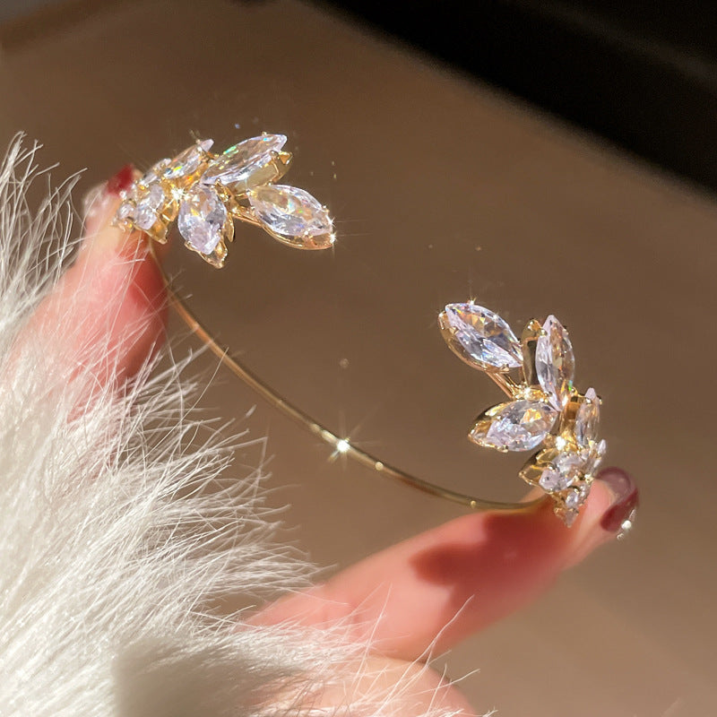 Wholesale Sparkling crystal leaf studded diamond opening bracelet
