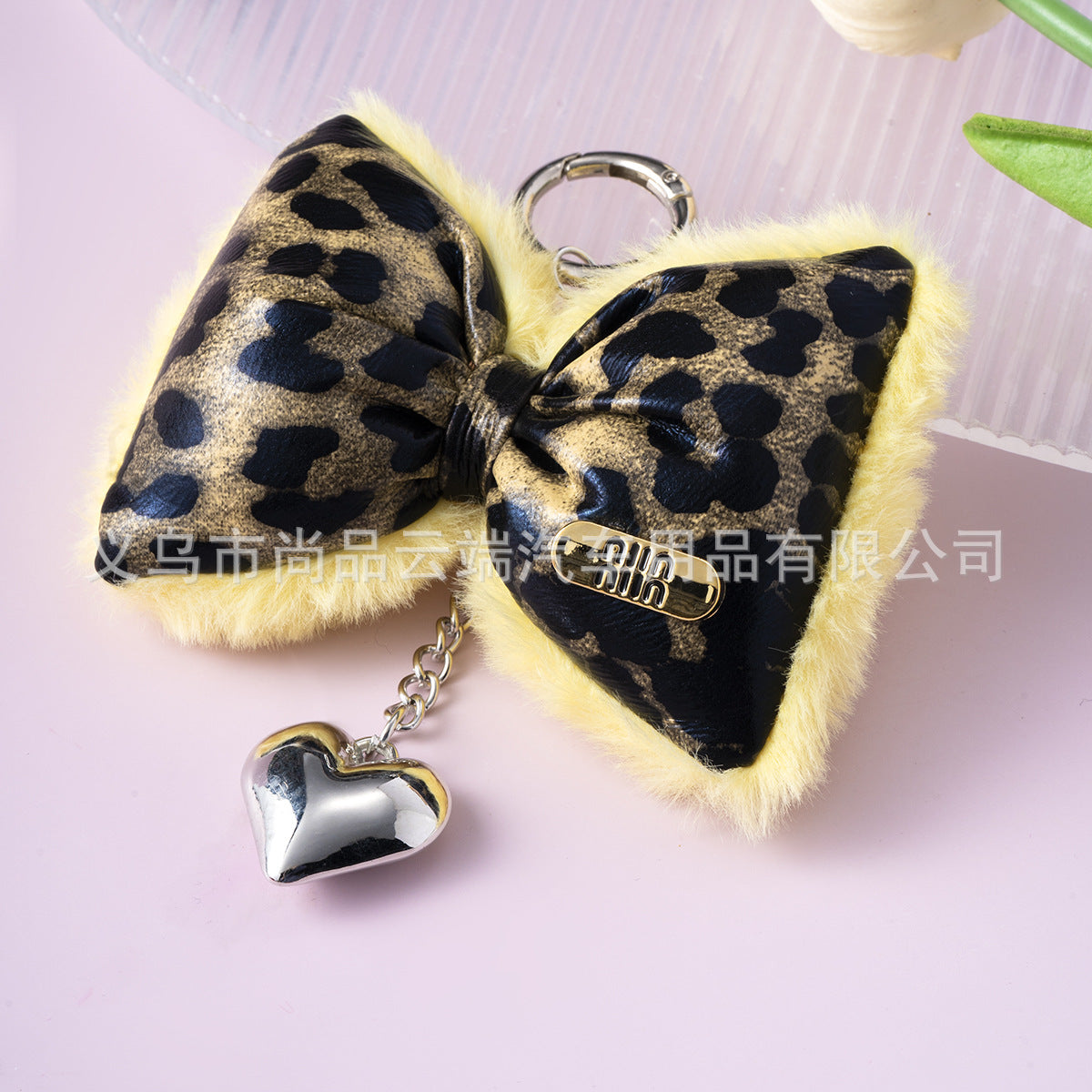 Wholesale ins light luxury leopard leather cotton-filled bow heart keychain niche design hot girl sweet cool mobile phone chain