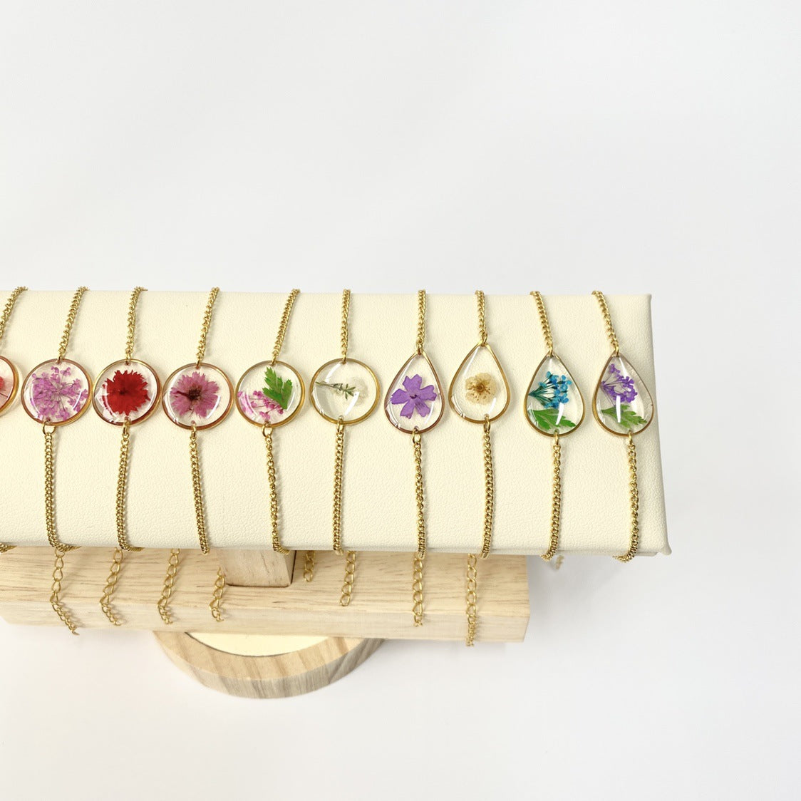 Wholesale 12pcs December Flower Golden Resin Dried Flower Specimen Bracelet