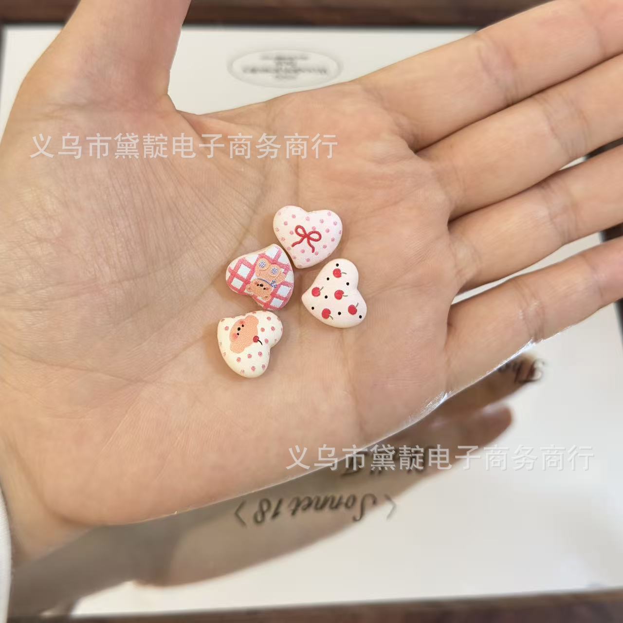 Wholesale 10pcs Relief Plaid Bear Crooked Apple Heart Acrylic Beads