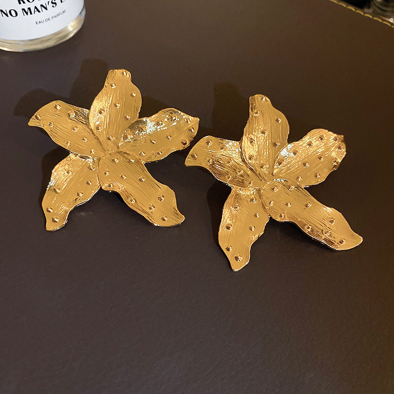 Wholesale Flower Scalloped Metal Earrings