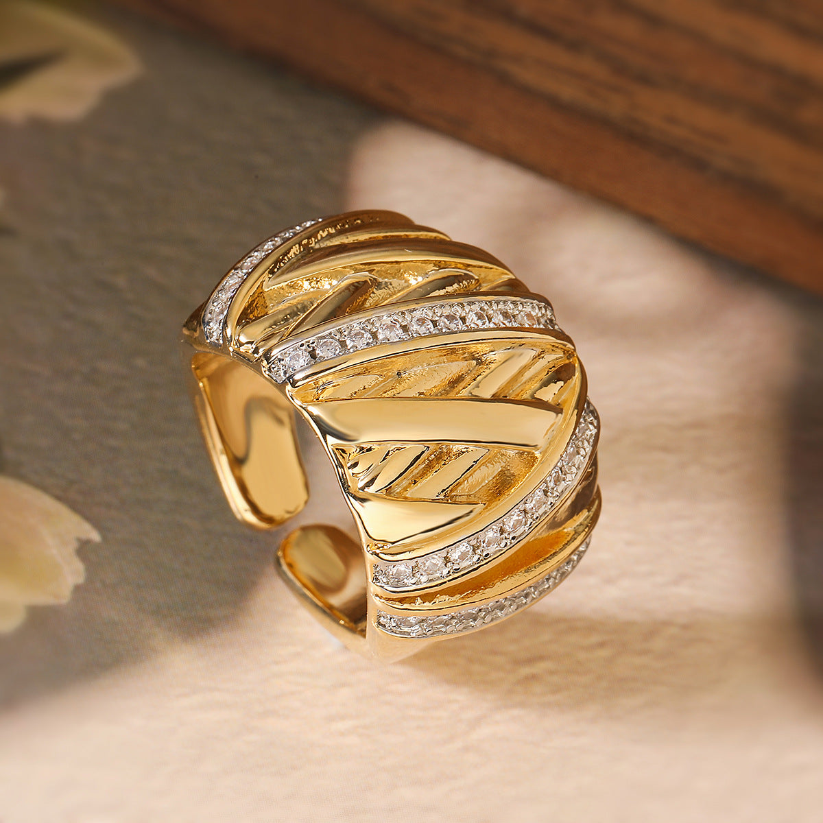 Wholesale simple and light luxury two-color electroplated zircon geometric open copper ring