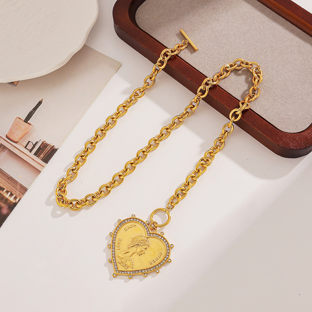 Wholesale Stainless Steel Necklace Queen Portrait Heart Shape Necklace