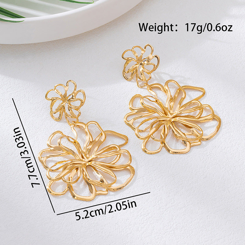 Wholesale Fashion Gold Hollow Flower Brooch Pin Retro Coat Accessory For Women