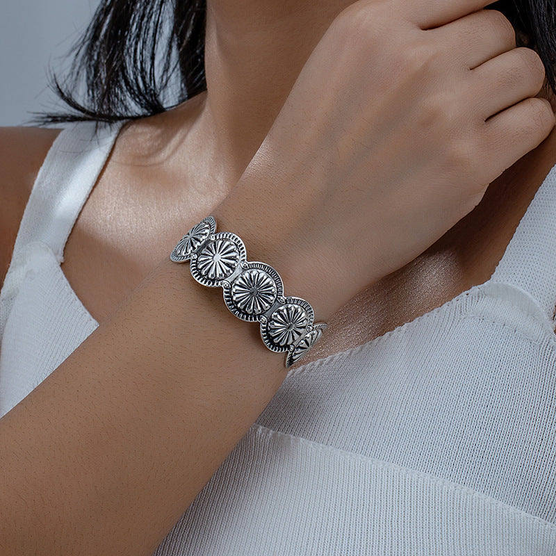 Wholesale Retro Silver Tone Electroplated Iron Bracelet Trendy Jewelry Accessory For Women Gift