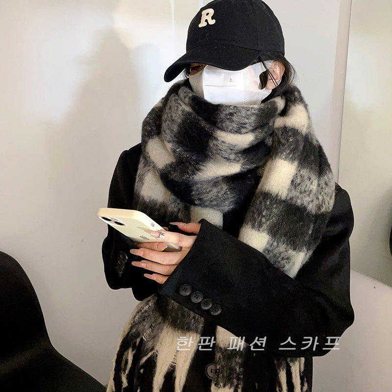 Wholesale Autumn and Winter Black and White Plaid Thickened Thermal Scarf
