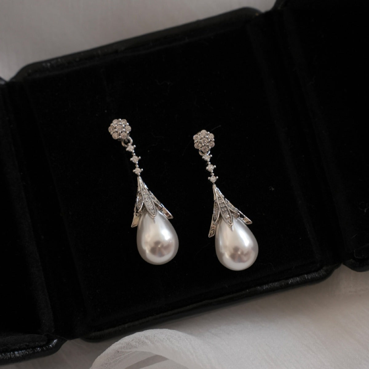 Wholesale classic Retro Luxury Water Drop Pearl Earrings  Ear Clips
