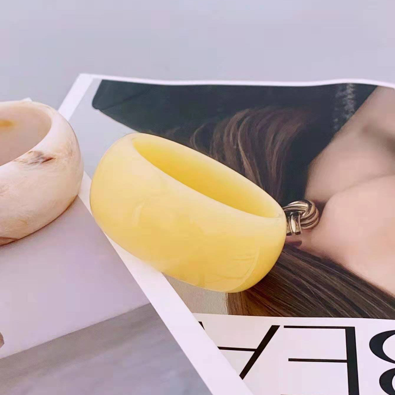 Wholesale Wide Circular Colorful Jelly Colored Dynamic Acrylic Resin Eco-friendly Bracelet