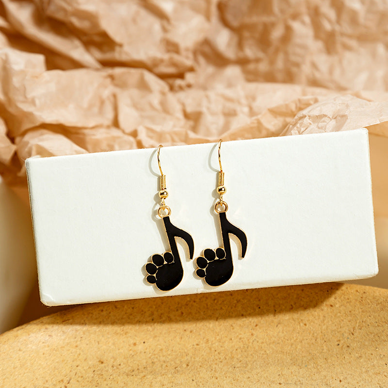 Pendientes de gato de piano de alfabeto en blanco y negro en blanco y negro