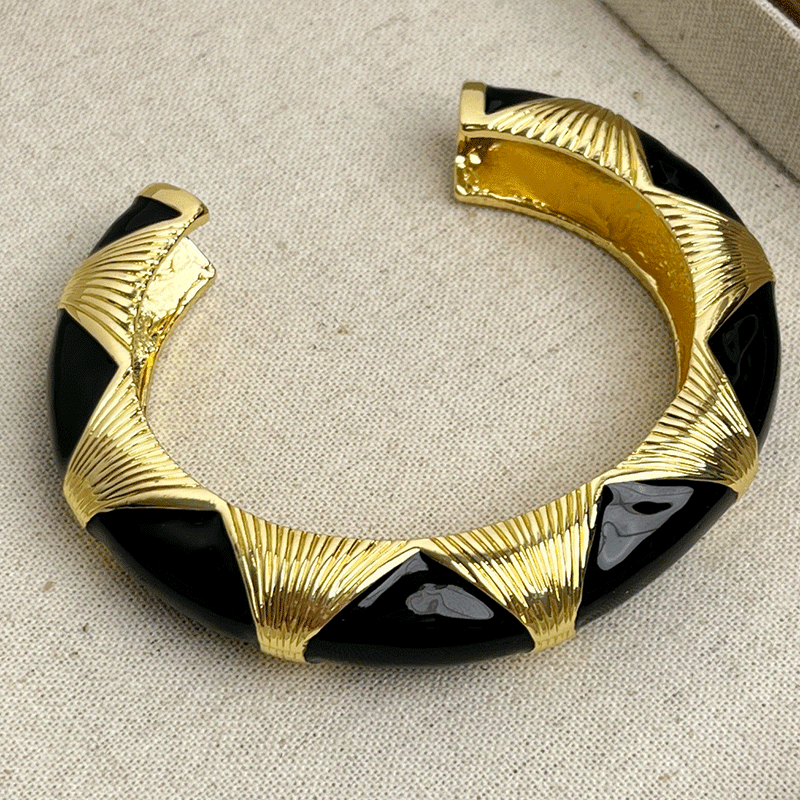 Wholesale  Retro Black Gold Enamel Stacked Wearing Wide Refined Open Bracelet