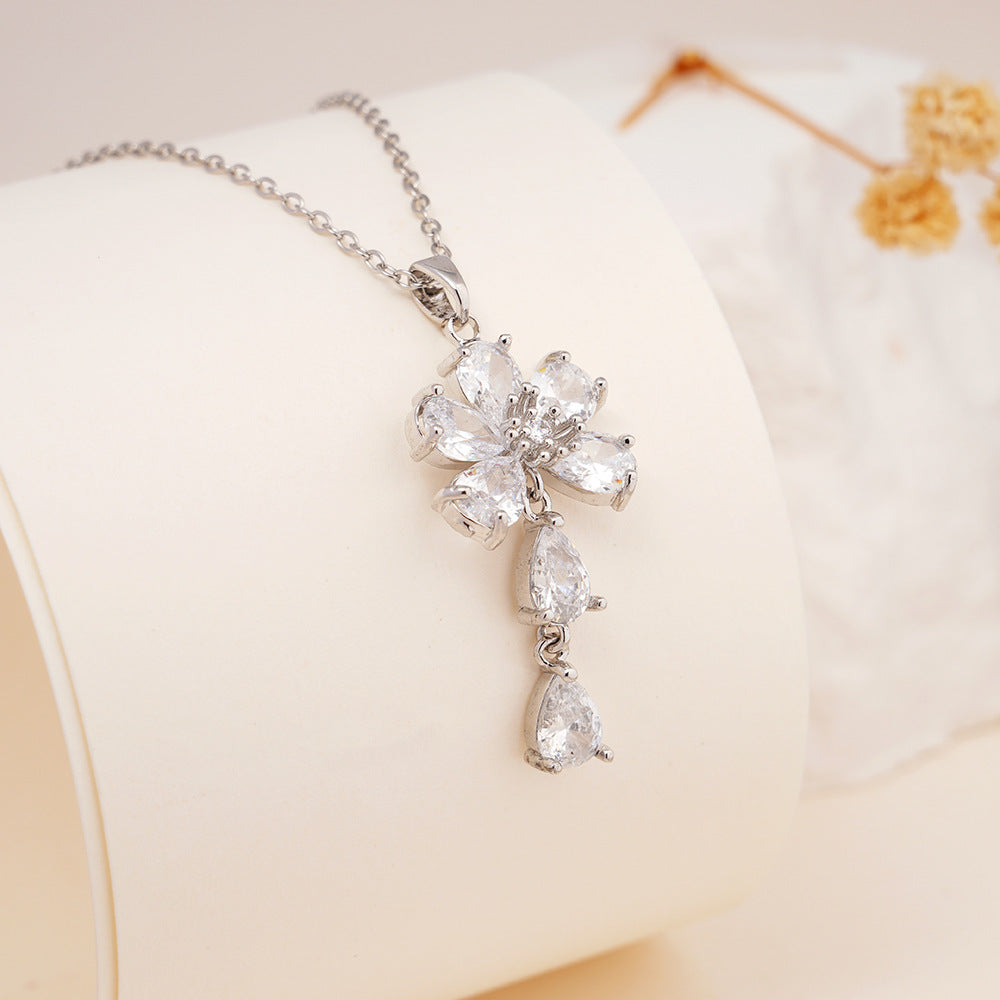 Wholesale Butterfly Flowers  Light and Luxurious Clavicle Necklace