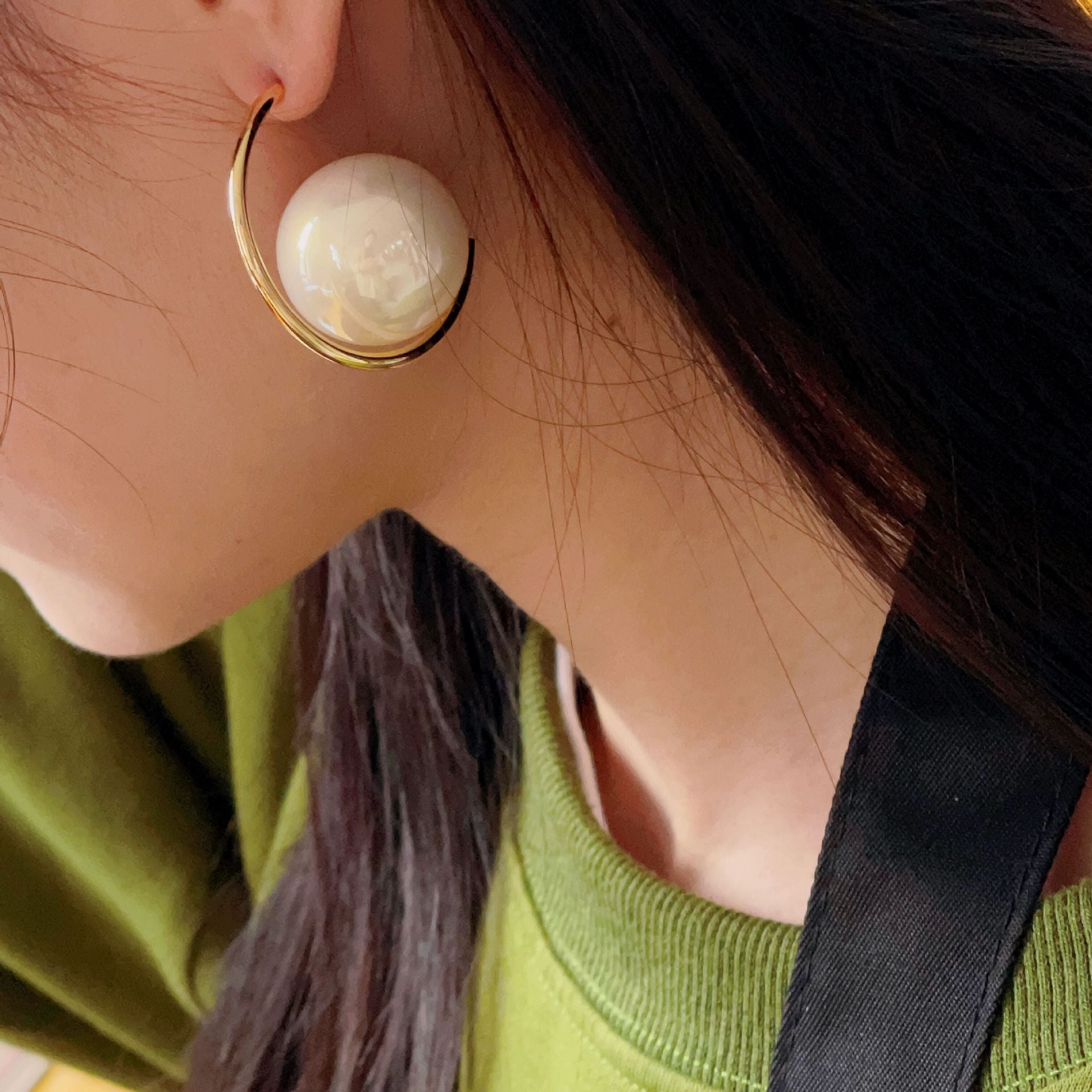 Wholesale Silver Needle 18K Gold 22MM Lacquered Large Pearl C-shaped Large Earrings