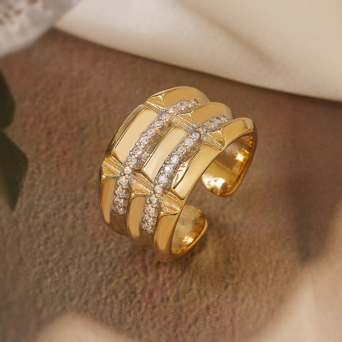 Wholesale simple and light luxury two-color electroplated zircon geometric open copper ring