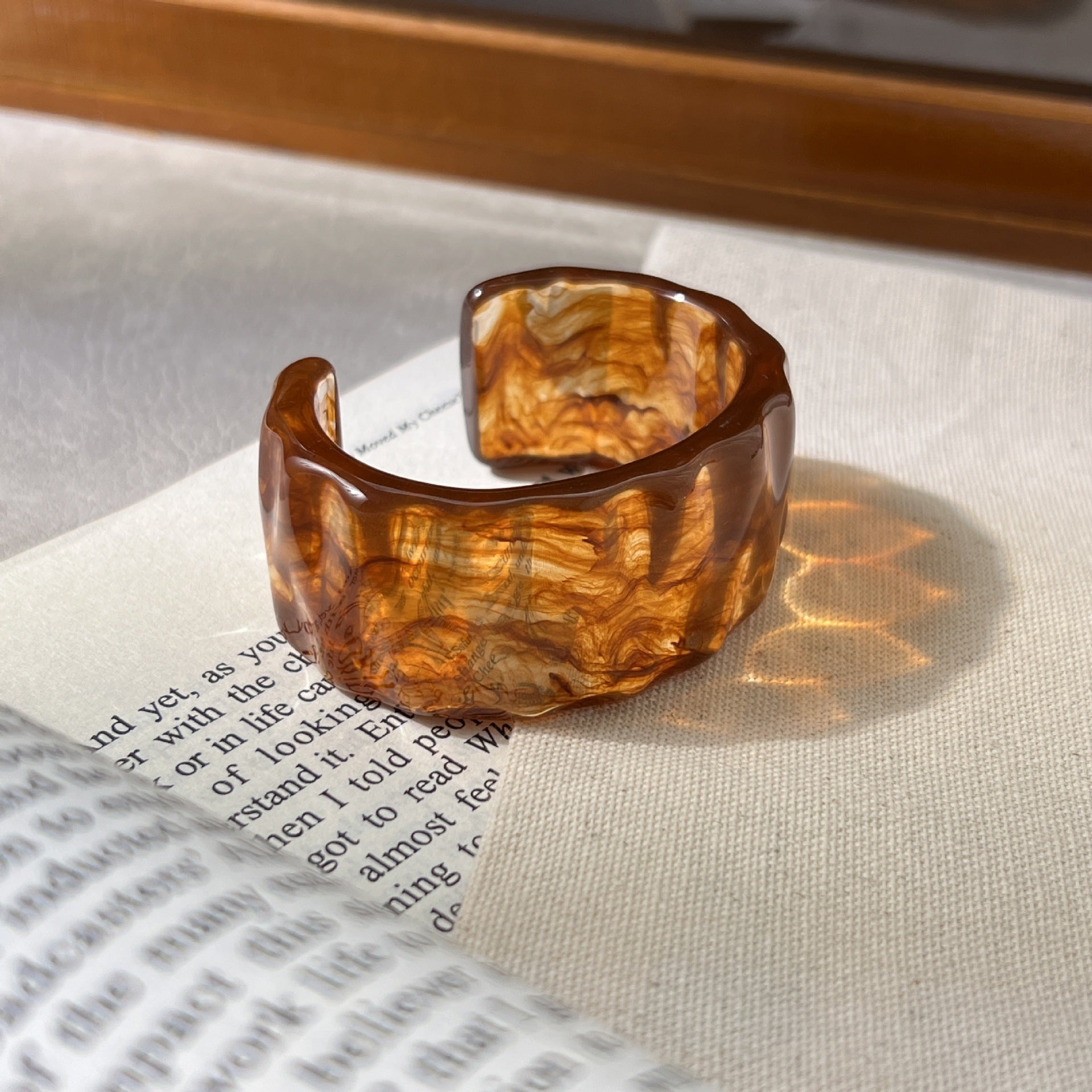 Wholesale New resin acrylic niche wide bracelet retro minimalist fashion cold style amber bracelet