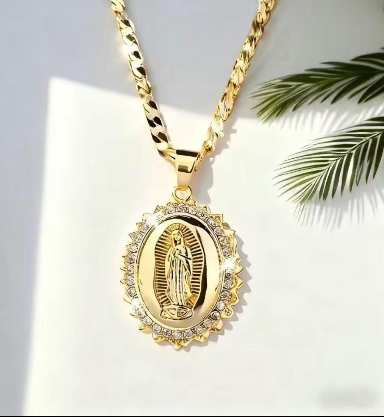 Wholesale Portrait oval pendant inlaid with zircon necklace