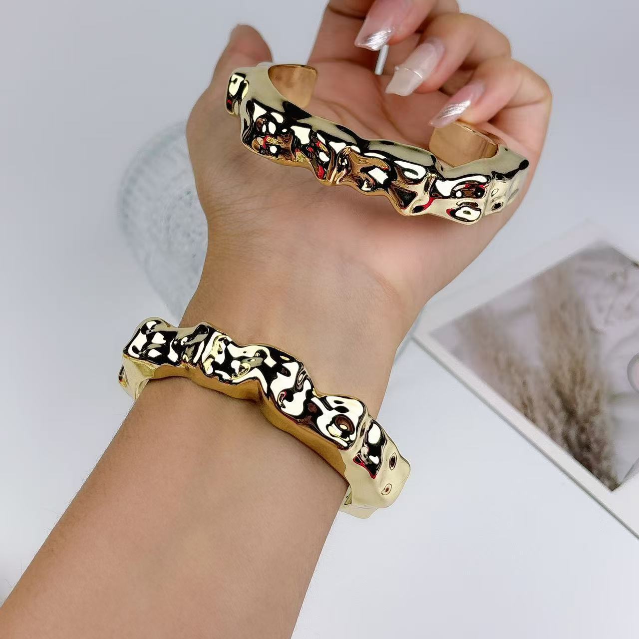 Wholesale Irregular Wave Shape Acrylic Opening Bracelet Explosion Personalized Ladies Bracelet