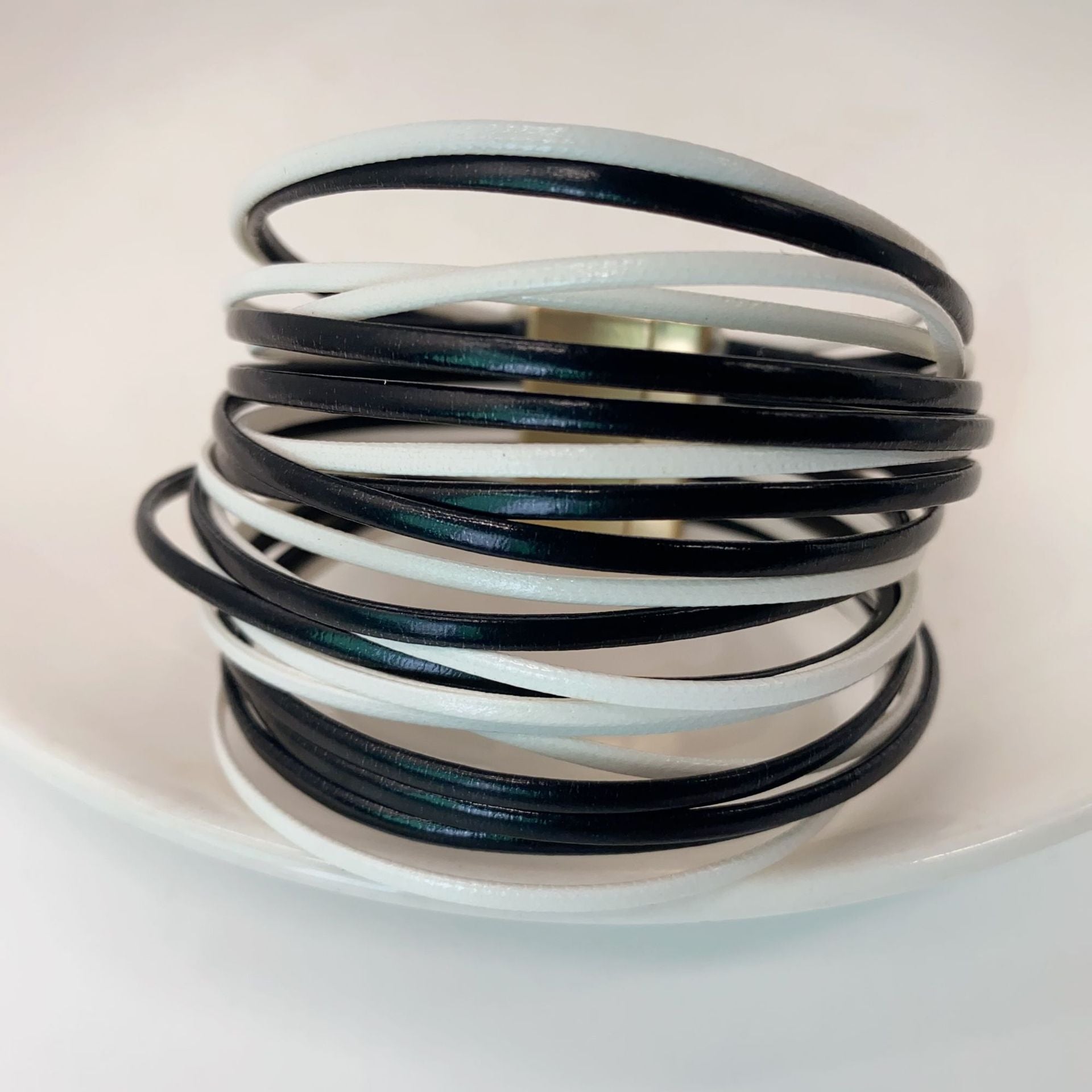 Wholesale Leather Magnetic Buckle Leather Bracelet