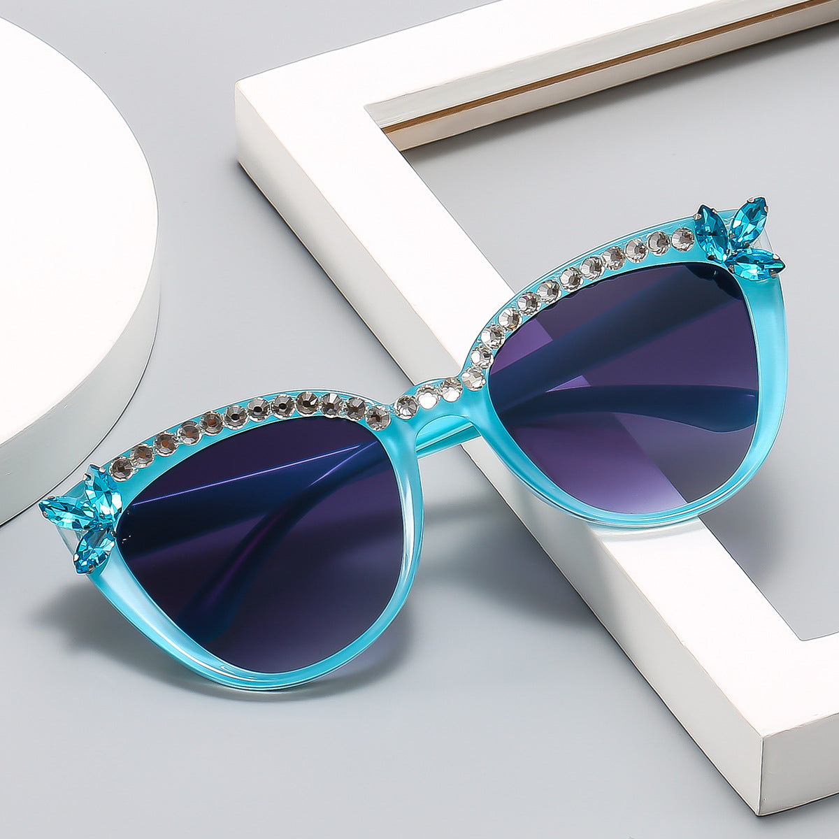 Wholesale Diamond studded flower cat eye ball flat sunglasses