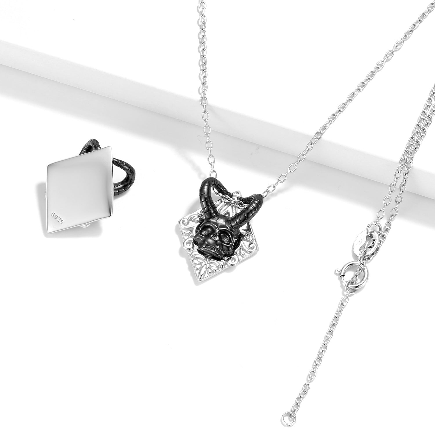 Wholesale Dark style necklace,  ox horn skull pendant,  clavicle chain,  sweater chain