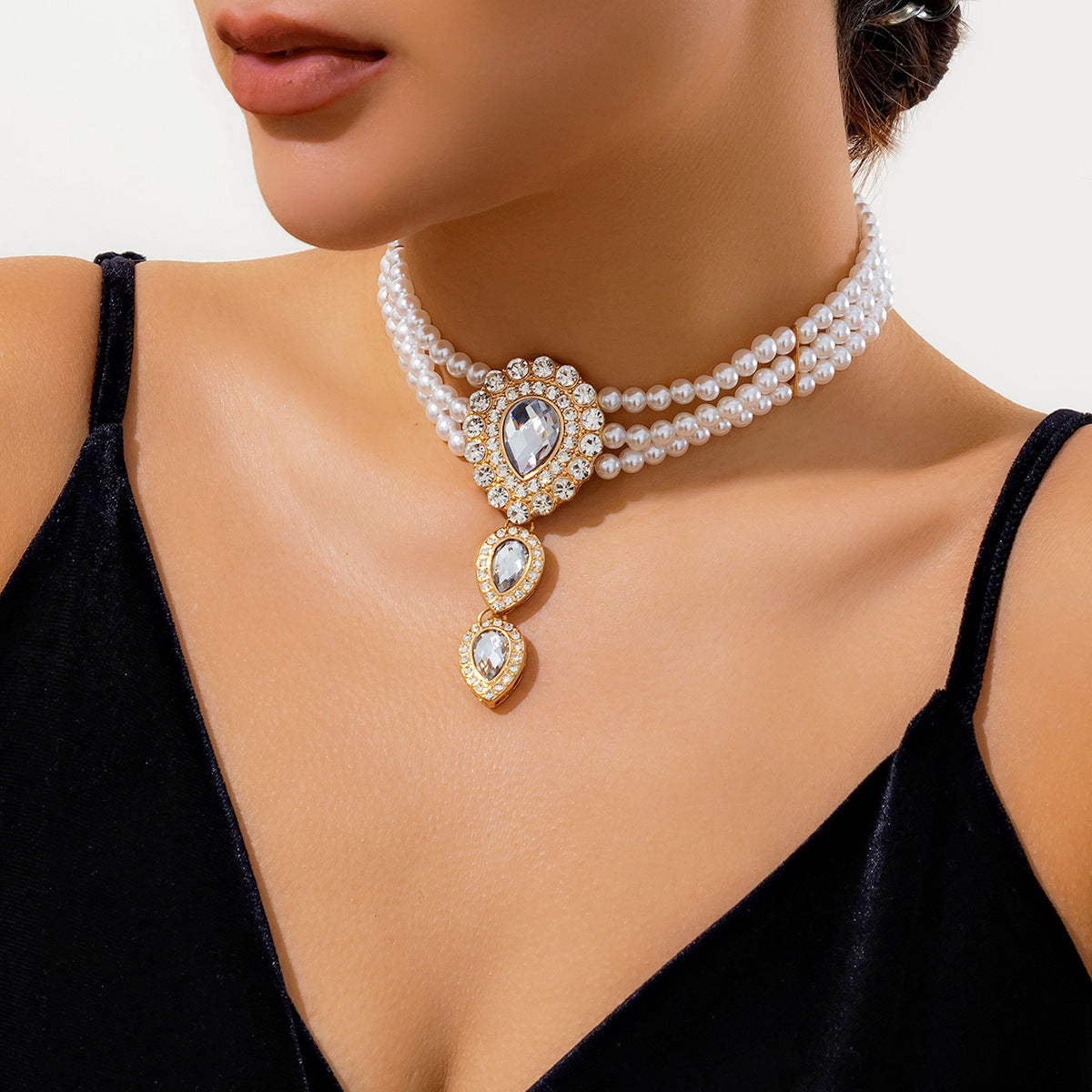 Wholesale Imitation Pearl Inlaid Diamond Gemstone Necklace Retro Style Beaded Choker Necklace