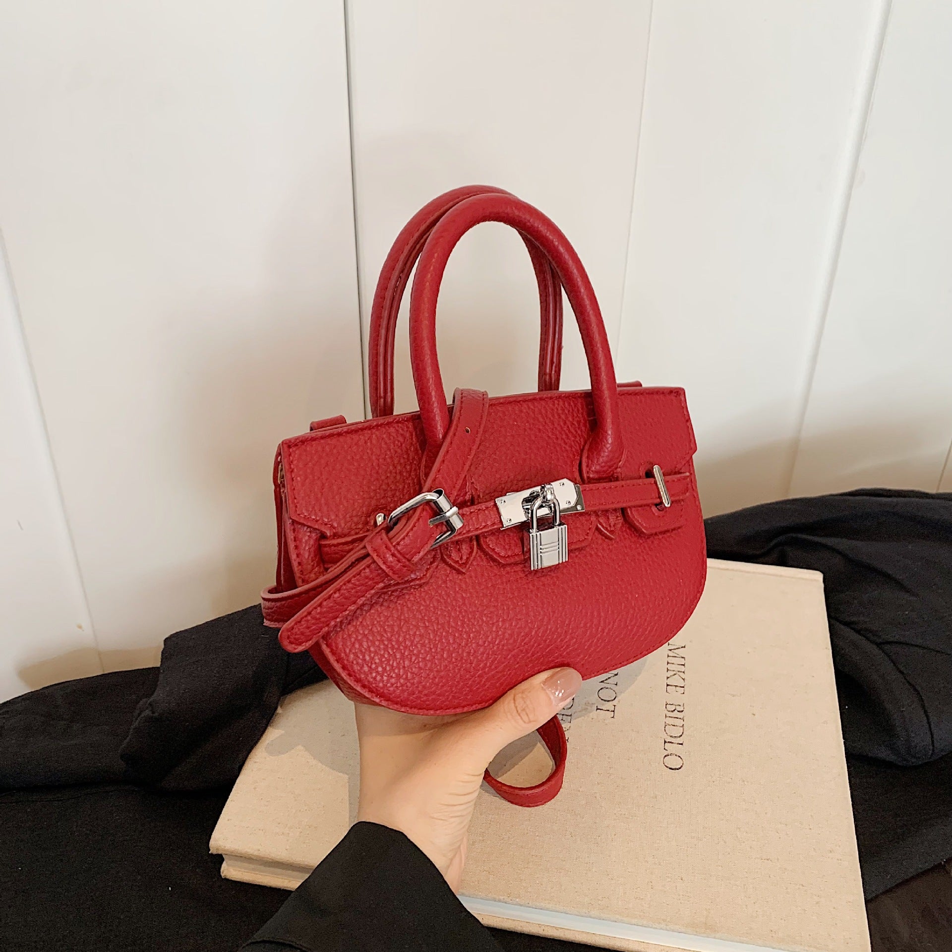 Wholesale High-end Lock Versatile Handbag Shoulder Bag