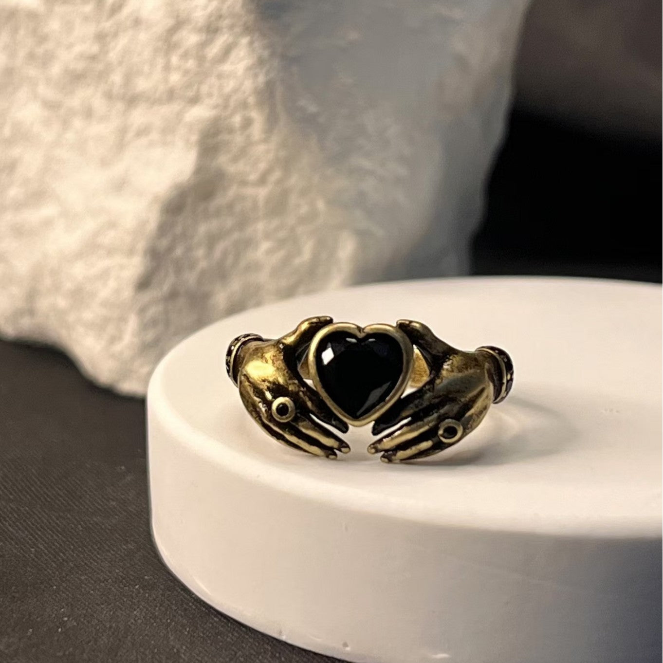 Wholesale Trendy Retro Carving Hands Embrace Red Zircon Couple's Ring Finger Ring Design All-match Valentine's Day