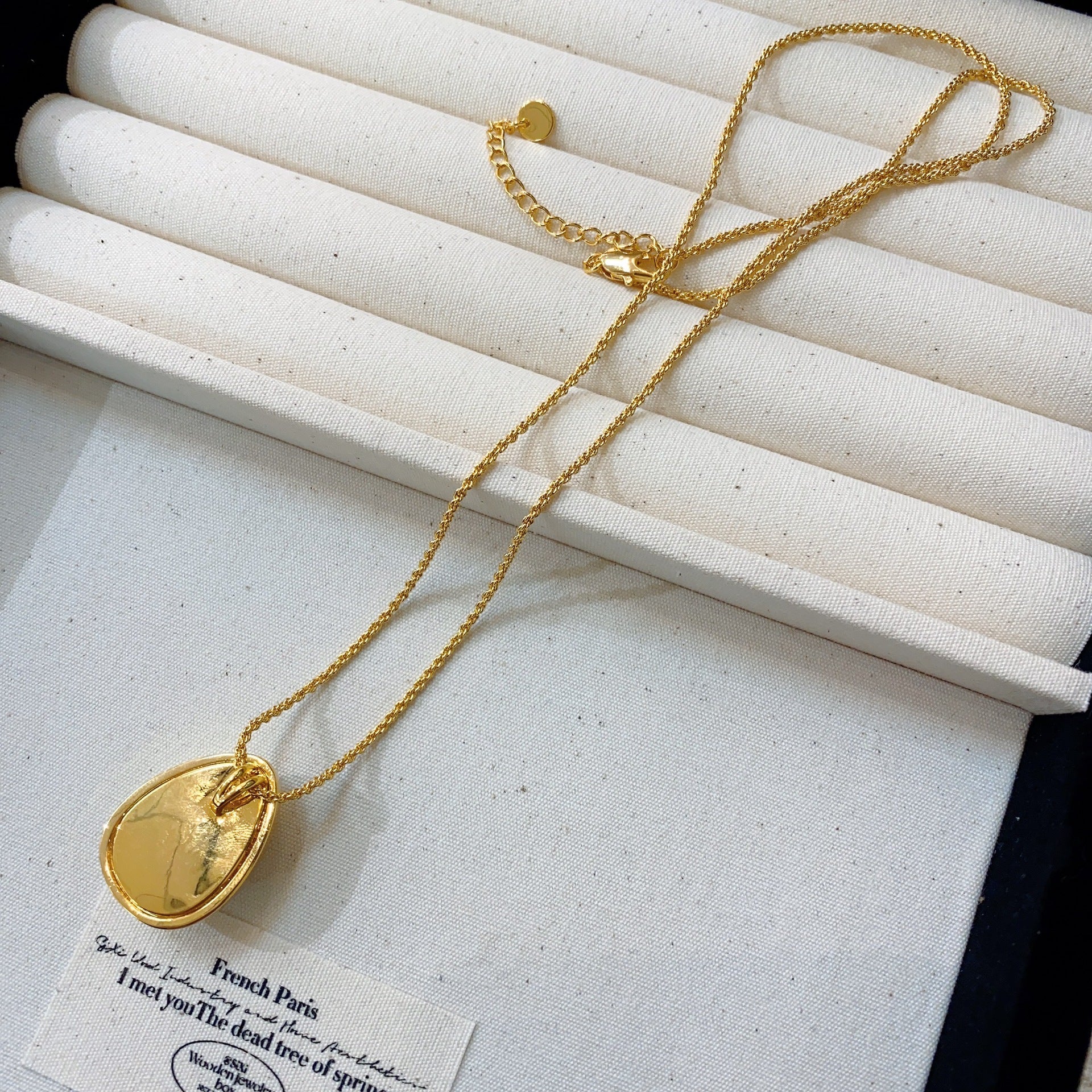 Wholesale French Retro Egg-Shaped Teardrop Pendant Necklace