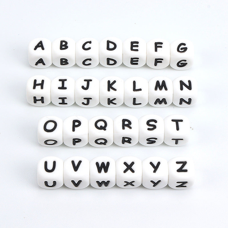 100 piezas al por mayor de 100 piezas Alphabeto en blanco y negro de silicona en blanco y negro