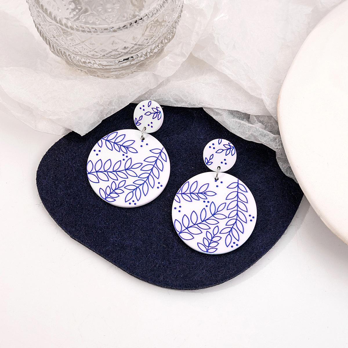 Wholesale blue and white porcelain fragment retro acrylic blue elegant geometric earrings